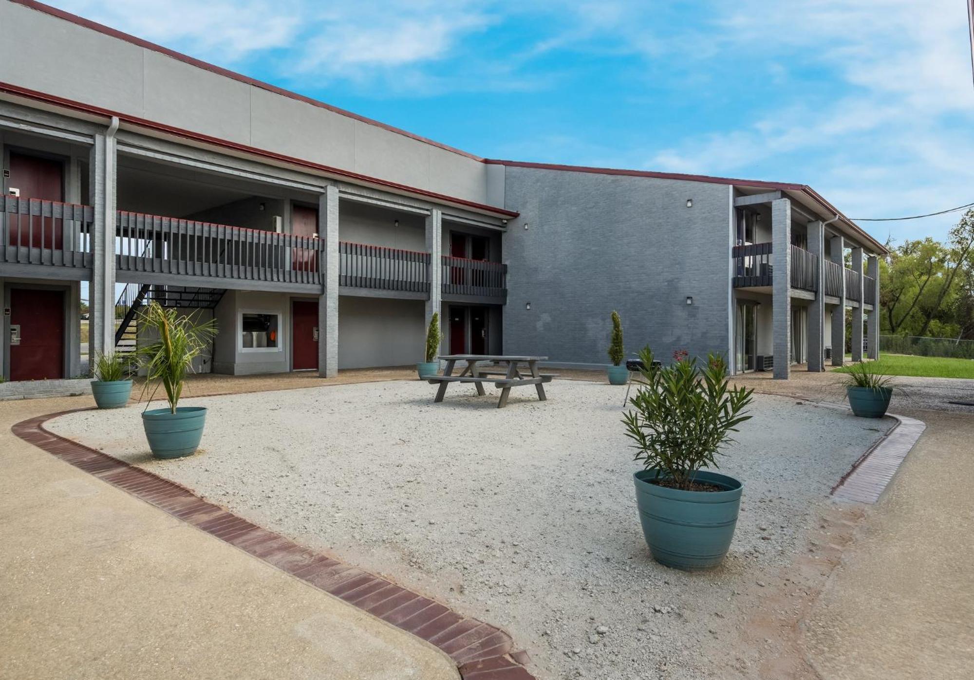 Red Roof Inn Madisonville Exterior photo